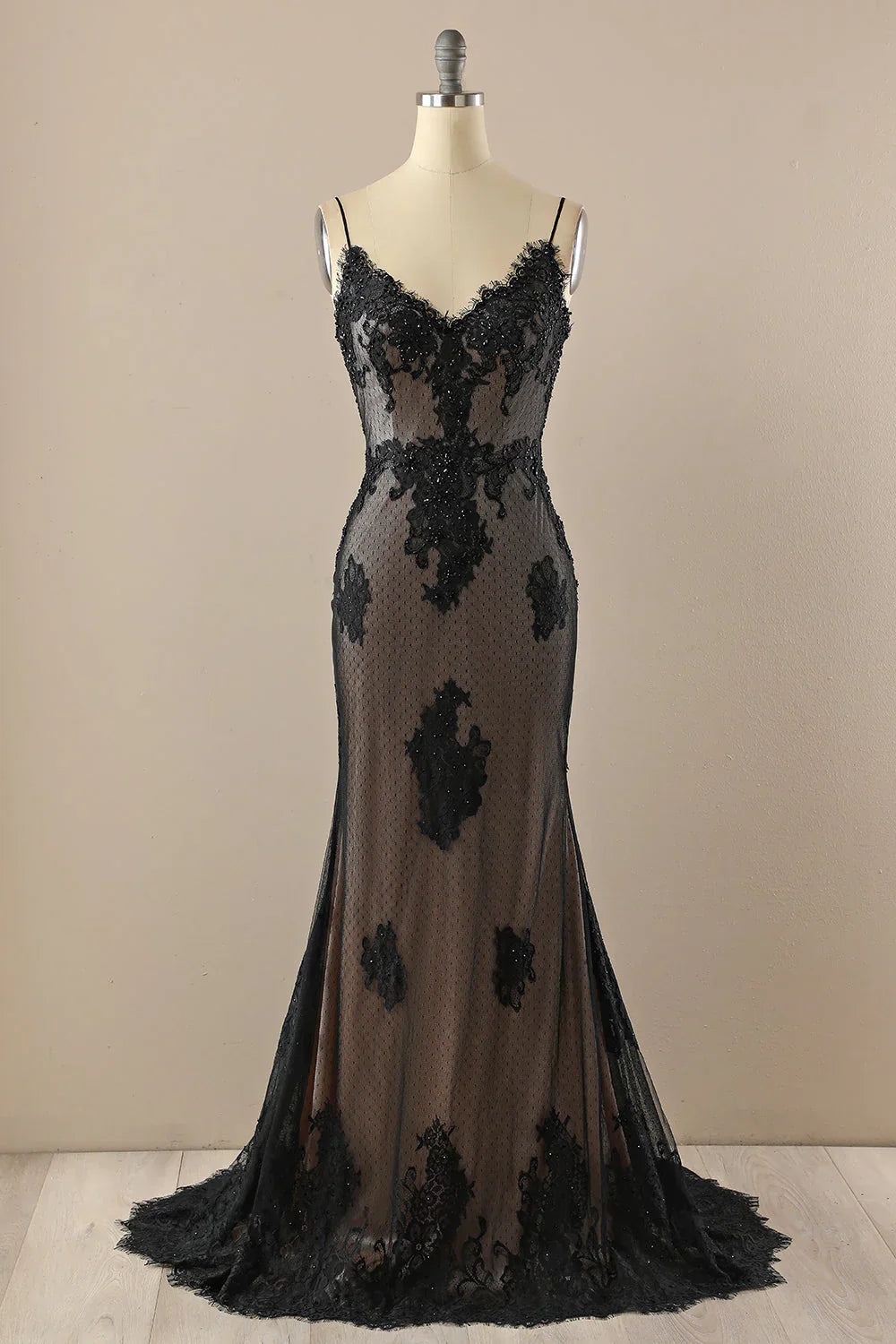 Exquisite Black Mermaid Evening Dress With Beaded Lace Applique V Neck Backless Spaghetti Straps For Glamorous Women
