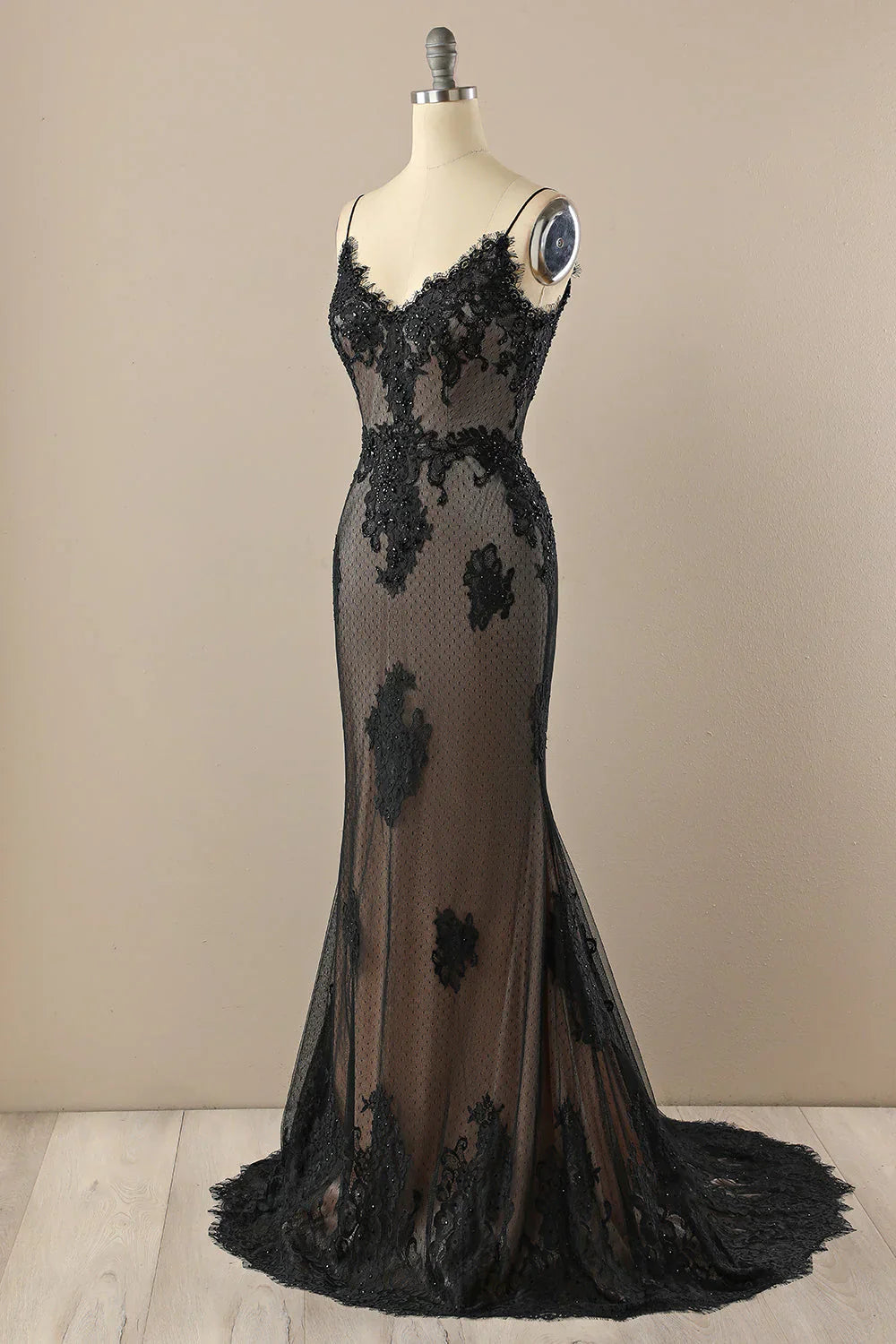Exquisite Black Mermaid Evening Dress With Beaded Lace Applique V Neck Backless Spaghetti Straps For Glamorous Women