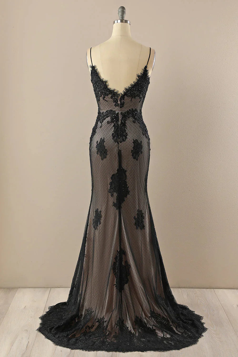 Exquisite Black Mermaid Evening Dress With Beaded Lace Applique V Neck Backless Spaghetti Straps For Glamorous Women