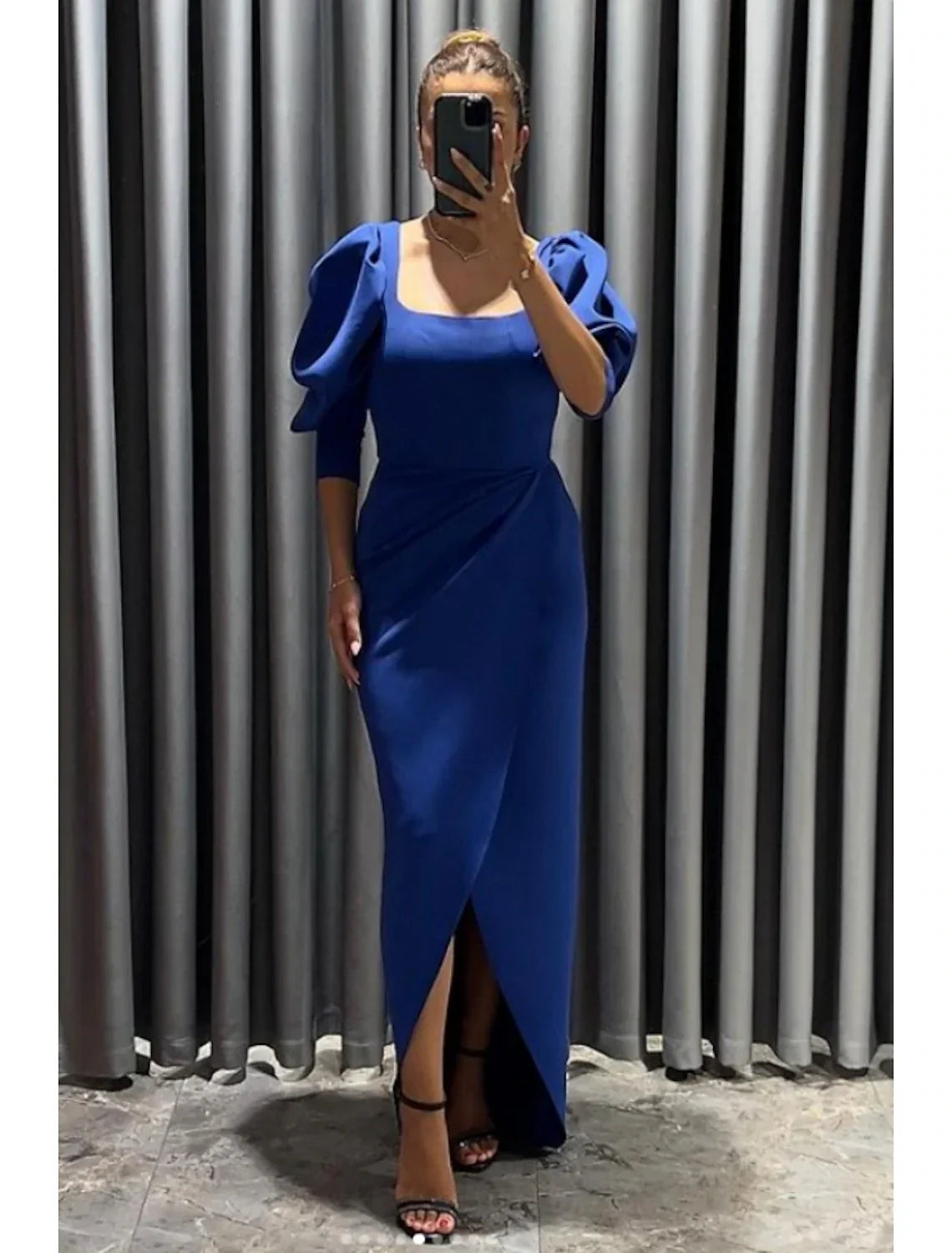 Black Sheath Dress With Stretch Fabric Ruched Details For Elegant Evening Gown With Asymmetrical Three Quarter Sleeve