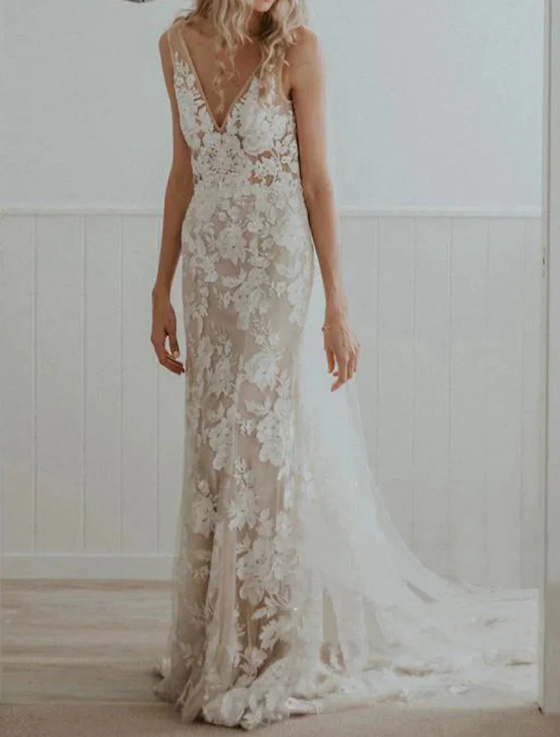Beach Boho Wedding Dress Lace Appliques Sheath Gown For Boho Brides With V Neck Sleeveless