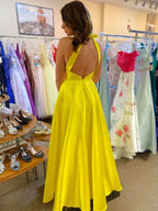 Prom Dress Satin A-Line Halter V-Neck Open Back With Pockets Glamorous Yellow Floor-Length For Teens