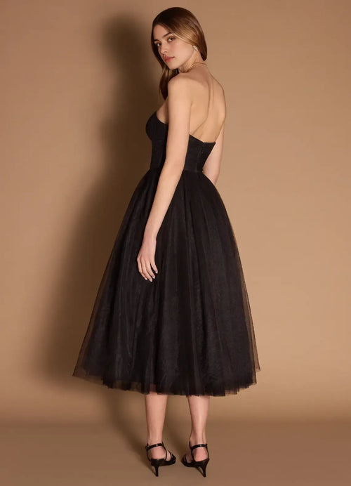 Robe de bal trapèze légère et évasée avec encolure en cœur, sans manches, dos ouvert, longueur thé pour femmes