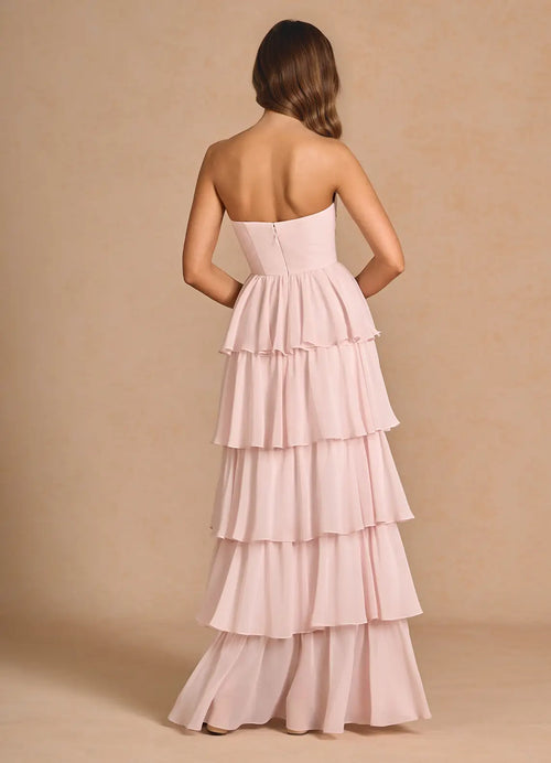 Robe de bal longue en tulle étagée, décolleté en cœur, sans manches et dos ouvert pour femme