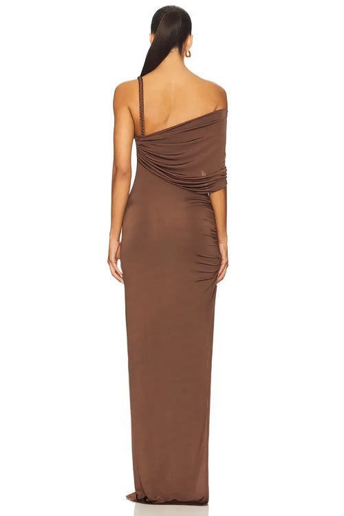 Séduisante robe de soirée fourreau asymétrique, drapée sur une épaule, dos nu, longueur ras du sol