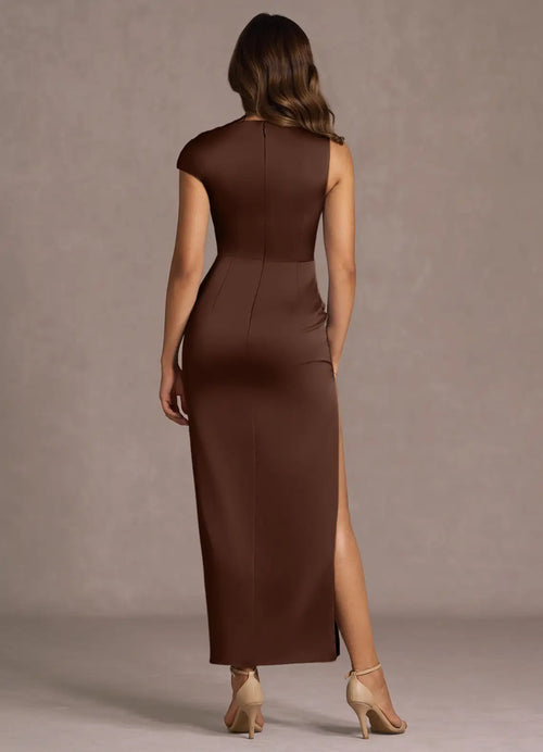 Robe de bal féminine mi-longue en satin avec col montant asymétrique, buste drapé et fente haute