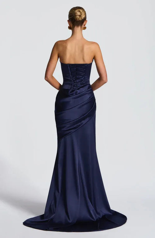 Robe de soirée sirène audacieuse à col bénitier et lanières ras-du-cou, laçage au dos, traîne et longueur ras-du sol pour femmes