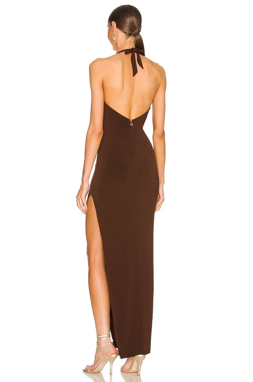 Robe de soirée longue moulante sans manches avec licou et détails métalliques, fente haute