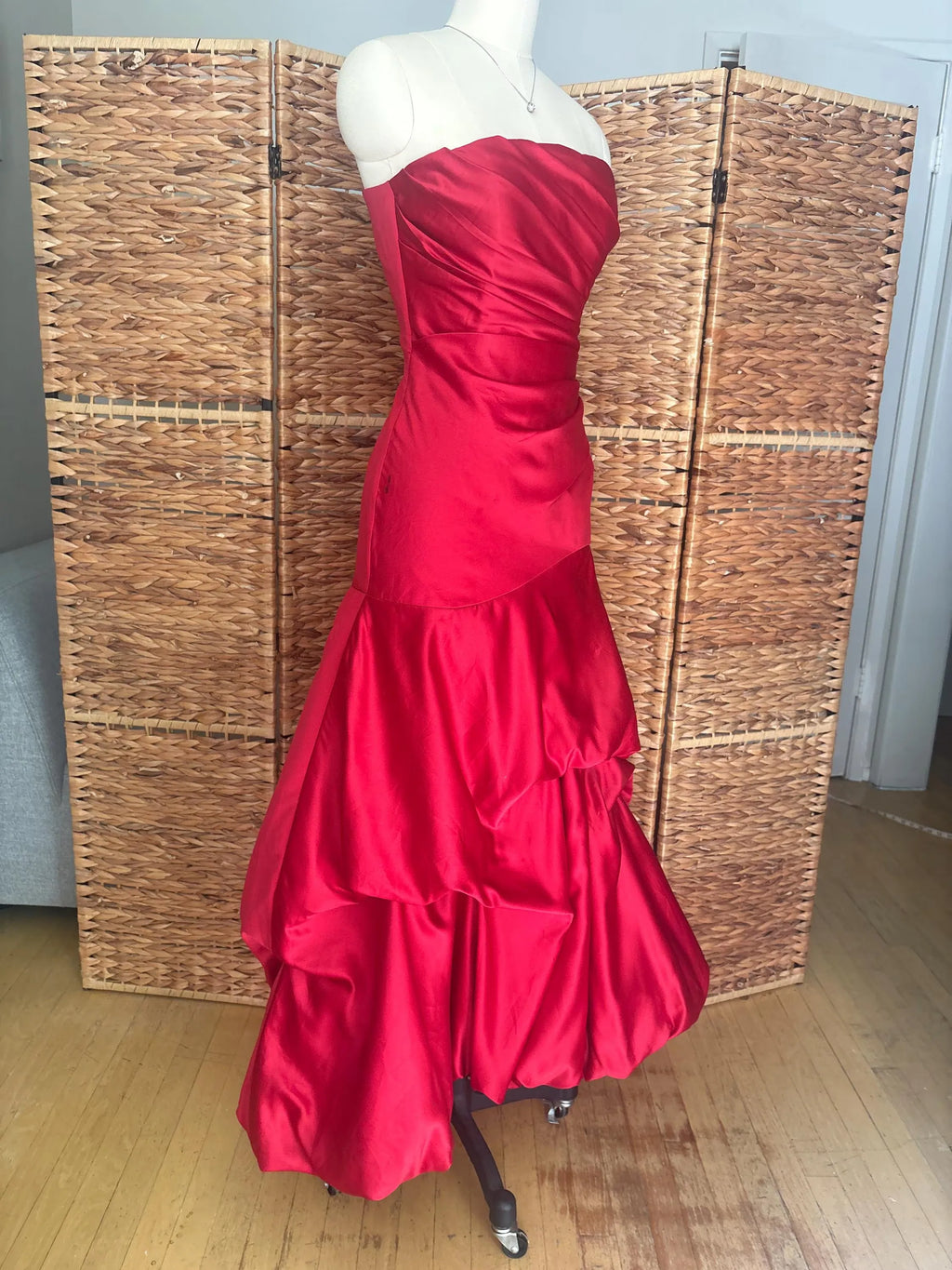 Bold Red Strapless Mermaid Prom Dress For Prom Night With Ruched Satin Bodice And Dramatic Bubble Hem