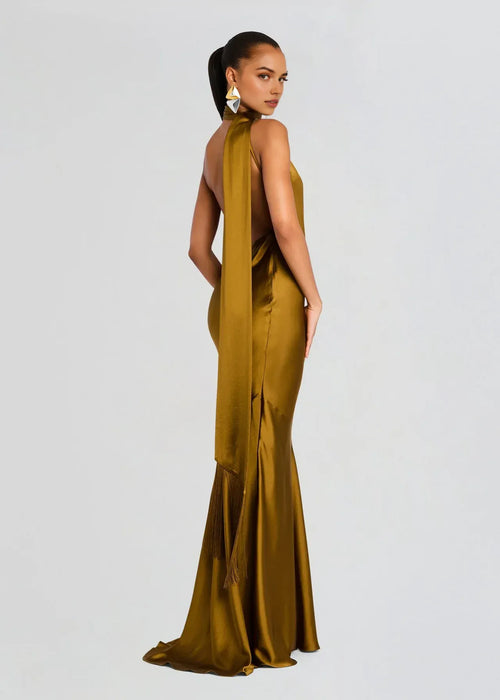 Robe de soirée sirène taille plus, longue, asymétrique à une épaule, sans manches et à franges.