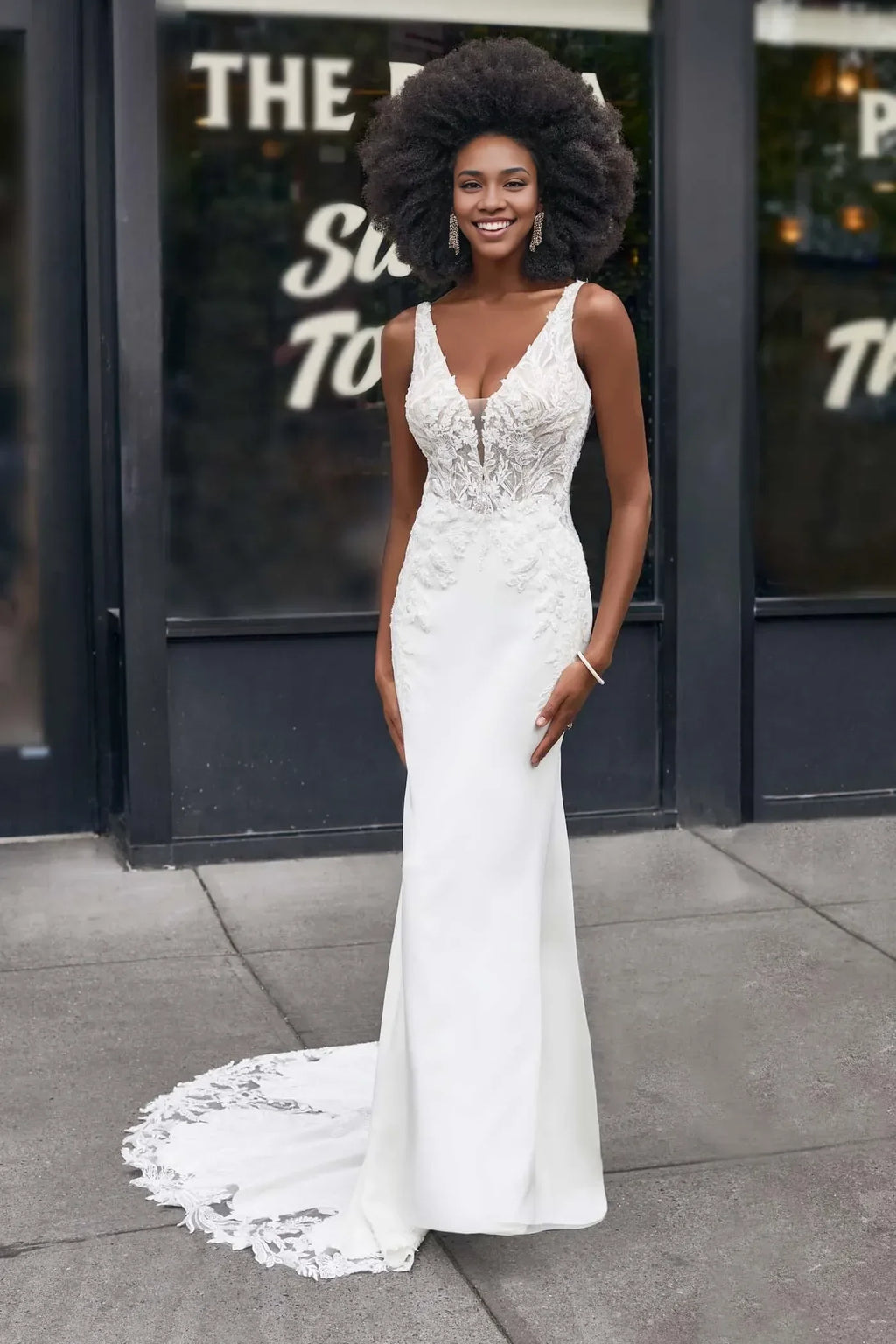 Captivating Trumpet Plunging V Neck Sleeveless Lace Back Floor Length Wedding Dress