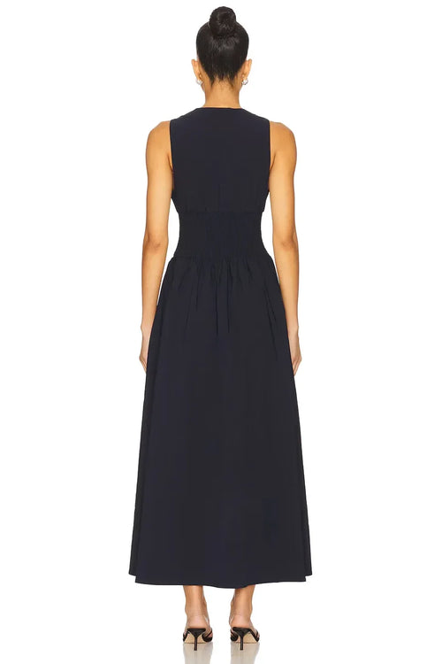 Robe de soirée midi charmante, coupe trapèze, encolure festonnée, dos smocké et sans manches