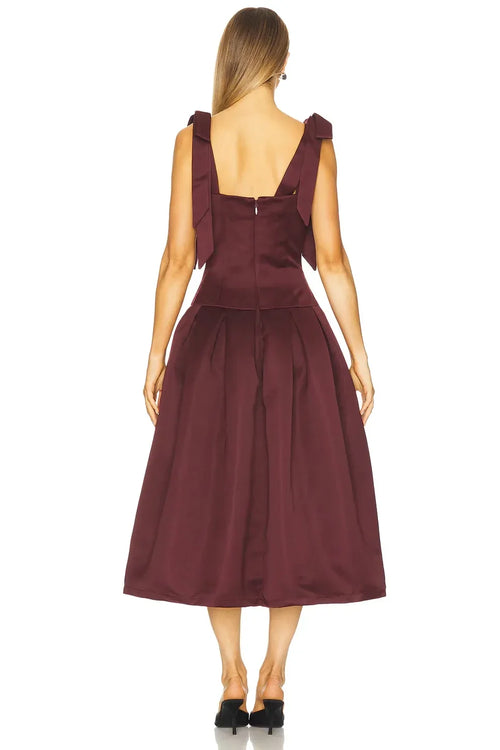Robe de soirée midi charmante, coupe trapèze, col carré, sans manches et dos noué