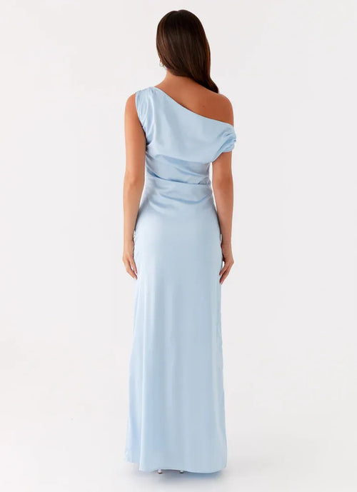 Ravissante robe de soirée grande taille fourreau asymétrique sans manches drapée dans le dos, longueur ras du sol