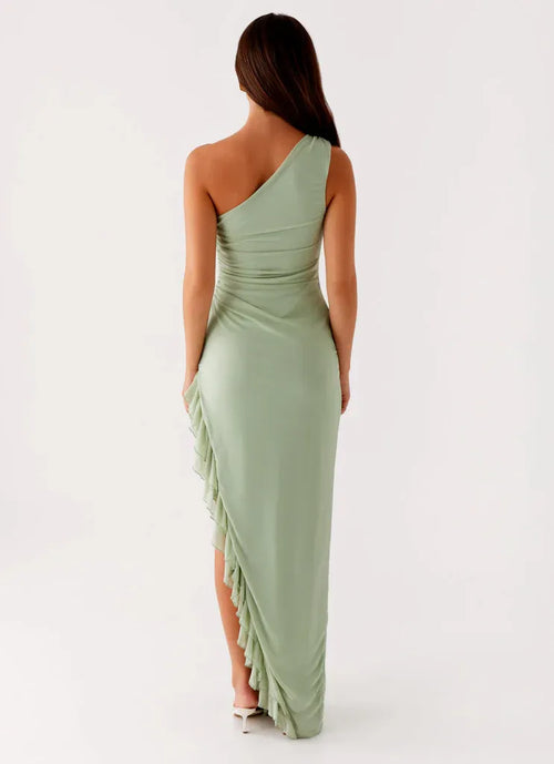 Charmante robe de soirée fourreau grande taille asymétrique, sans manches, à volants sur le côté et longueur ras du sol.