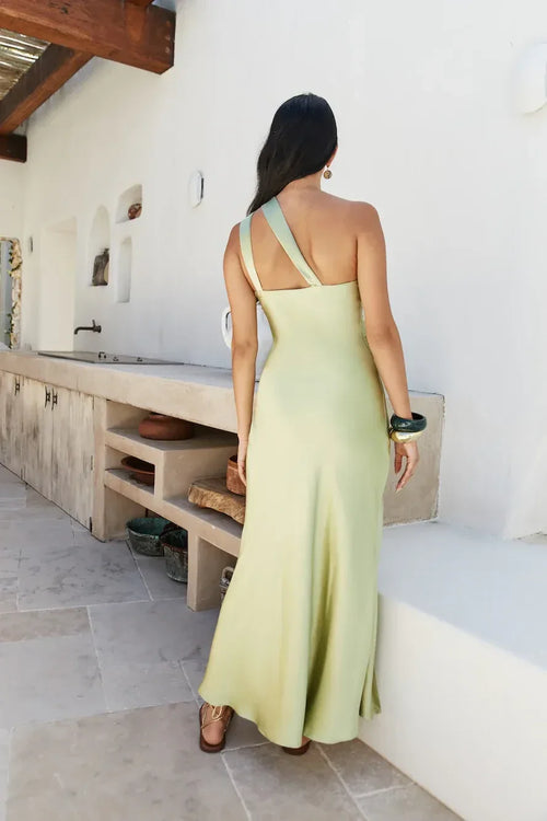 Elegante vestito da ballo a sirena senza maniche con scollo asimmetrico e spacco laterale, lungo fino al pavimento