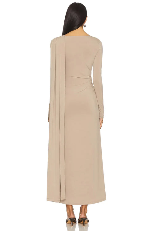 Robe de soirée fourreau chic, encolure asymétrique, manches longues, dos drapé, longueur midi