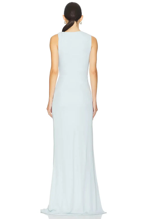 Élégante robe de soirée fourreau longue, sans manches, avec encolure asymétrique et drapé sur le côté.