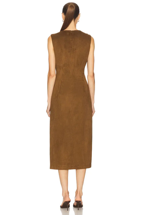 Élégante robe de soirée fourreau mi-longue sans manches, à encolure ronde et froncée sur le devant