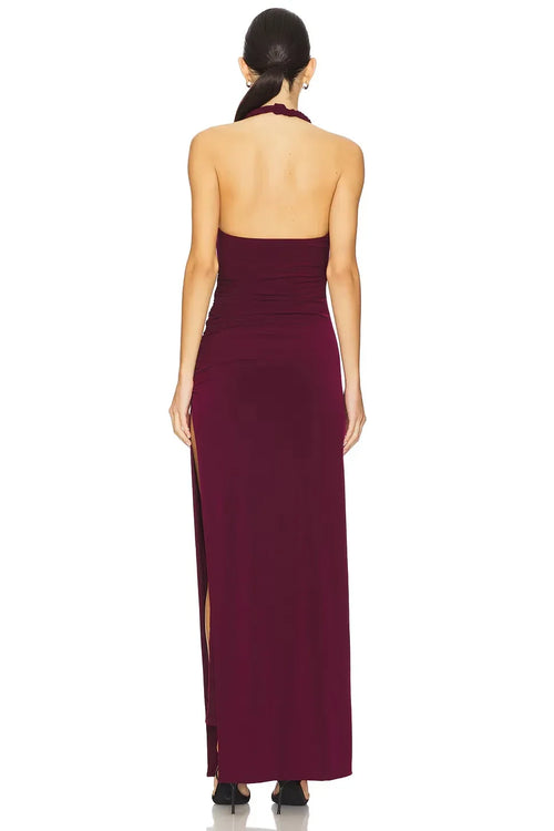 Élégante robe de bal longue chic, fourreau, dos nu, col montant, avec fente.