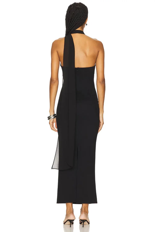 Élégante robe de soirée fourreau longue, dos nu drapé, avec col montant.