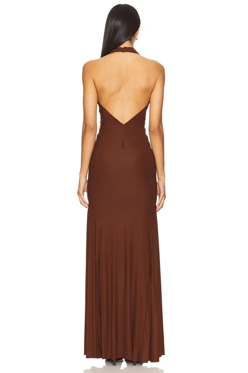 Élégante robe de soirée fourreau longue, dos nu, col licou, sans manches, ornée de fleurs