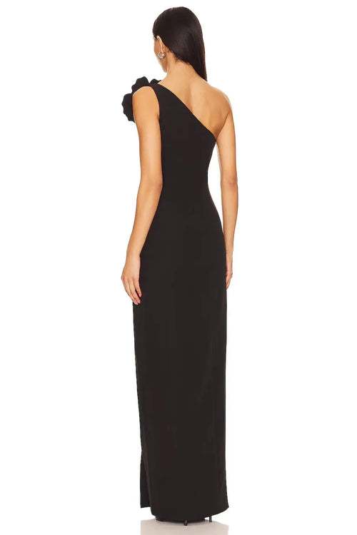 Robe de soirée fourreau chic, asymétrique, sans manches, dos uni, longueur ras du sol.