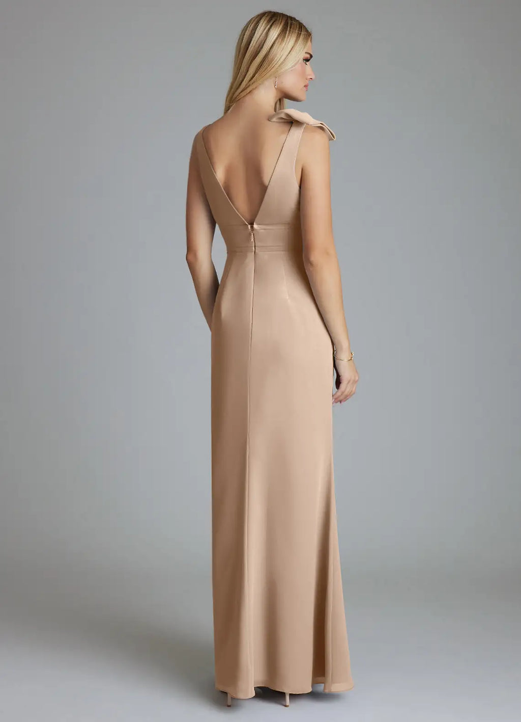 Chic Bow Accent Bridesmaid Dresses with Deep V-Neckline, Low Back Design and Form-Fitting Crepe Maxi Silhouette Formal Gown
