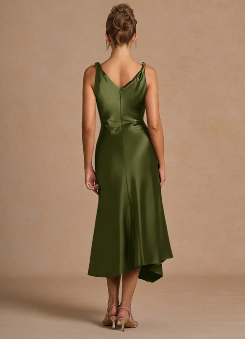 Robe de bal mi-longue en satin coupe droite, col bénitier, ourlet asymétrique et dos en V