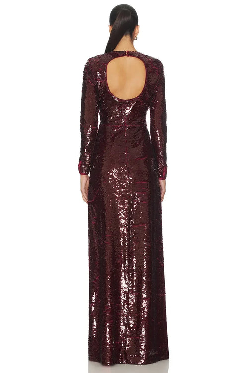 Superbe robe de soirée longue à manches longues, col rond et dos découpé.
