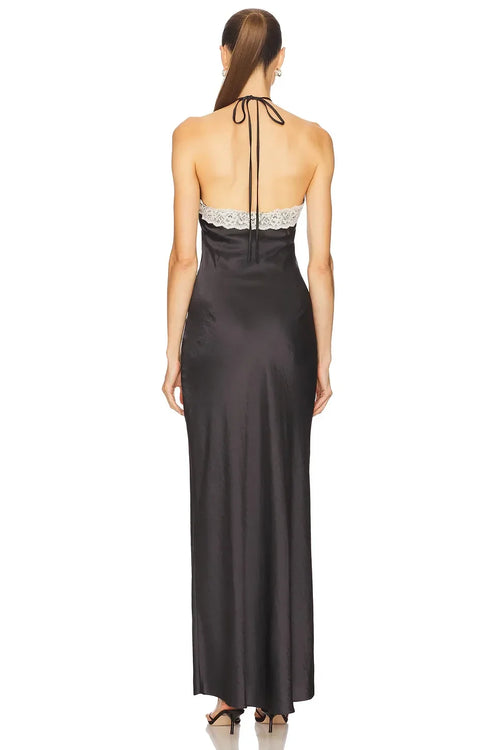 Robe de soirée longue délicate fourreau, col licou, sans manches et dos noué.