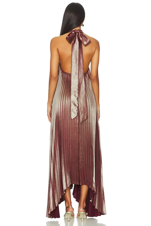 Robe de bal asymétrique spectaculaire à col montant, nœud décoratif et coupe trapèze sans manches
