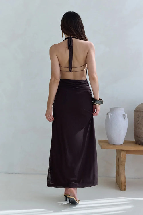 Robe de bal longue ajustée spectaculaire avec décolleté plongeant, dos nu et détails chaînes