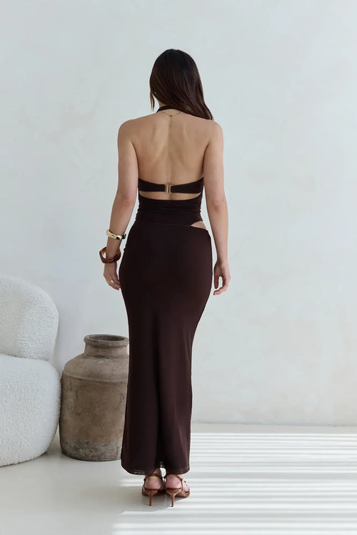 Robe de bal longue dramatique fourreau décolleté plongeant dos nu sans manches avec découpes