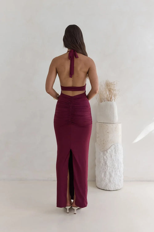Robe de bal longue fourreau spectaculaire à col montant plongeant, sans manches et dos froncé