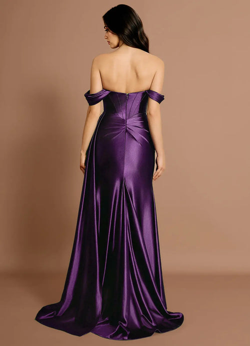 Robe de bal sirène en satin drapé avec traîne, col bateau, fronces et fermeture éclair au dos, longueur ras du sol