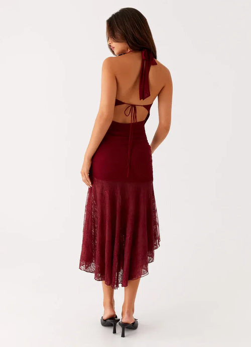Robe de soirée grande taille asymétrique mi-longue sans manches avec encolure licou et bordure en dentelle, style rêveur.