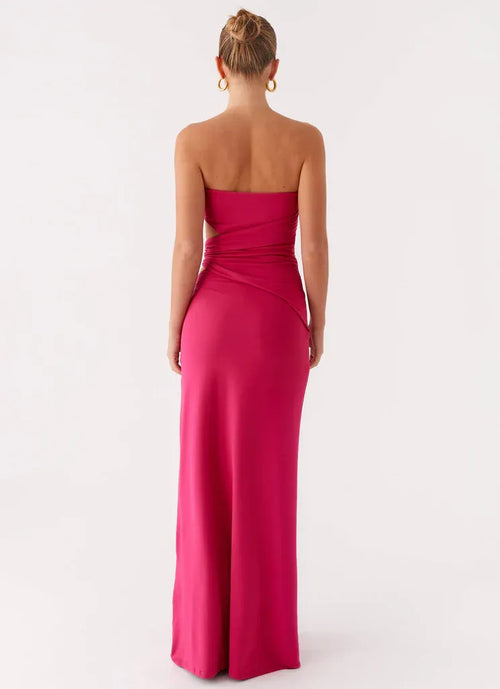 Robe de soirée longue grande taille de coupe fourreau sans bretelles et sans manches avec découpes latérales, style rêveur