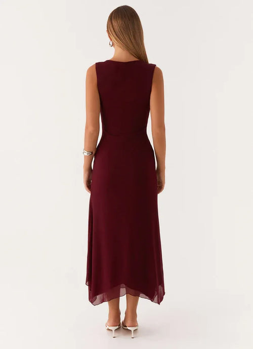 Robe de soirée grande taille longueur midi, fourreau de rêve, décolleté en V, sans manches, froncée sur le côté