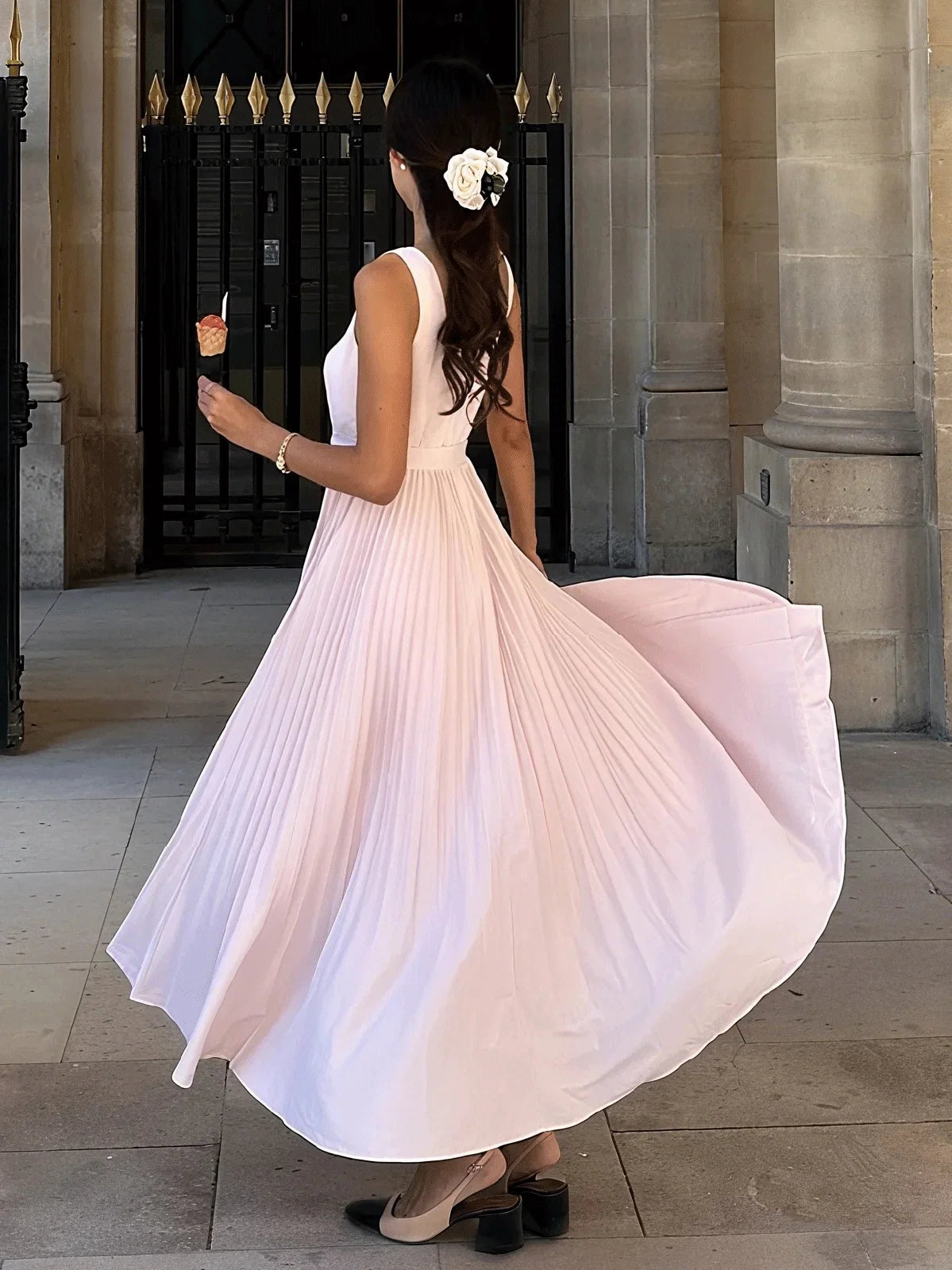 Robe de soirée élégante longue sans manches avec col carré, coupe trapèze et fermeture éclair au dos