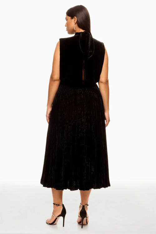 Robe de bal plissée en velours mi-longue, taille plus, fourreau élégant, sans manches, col montant