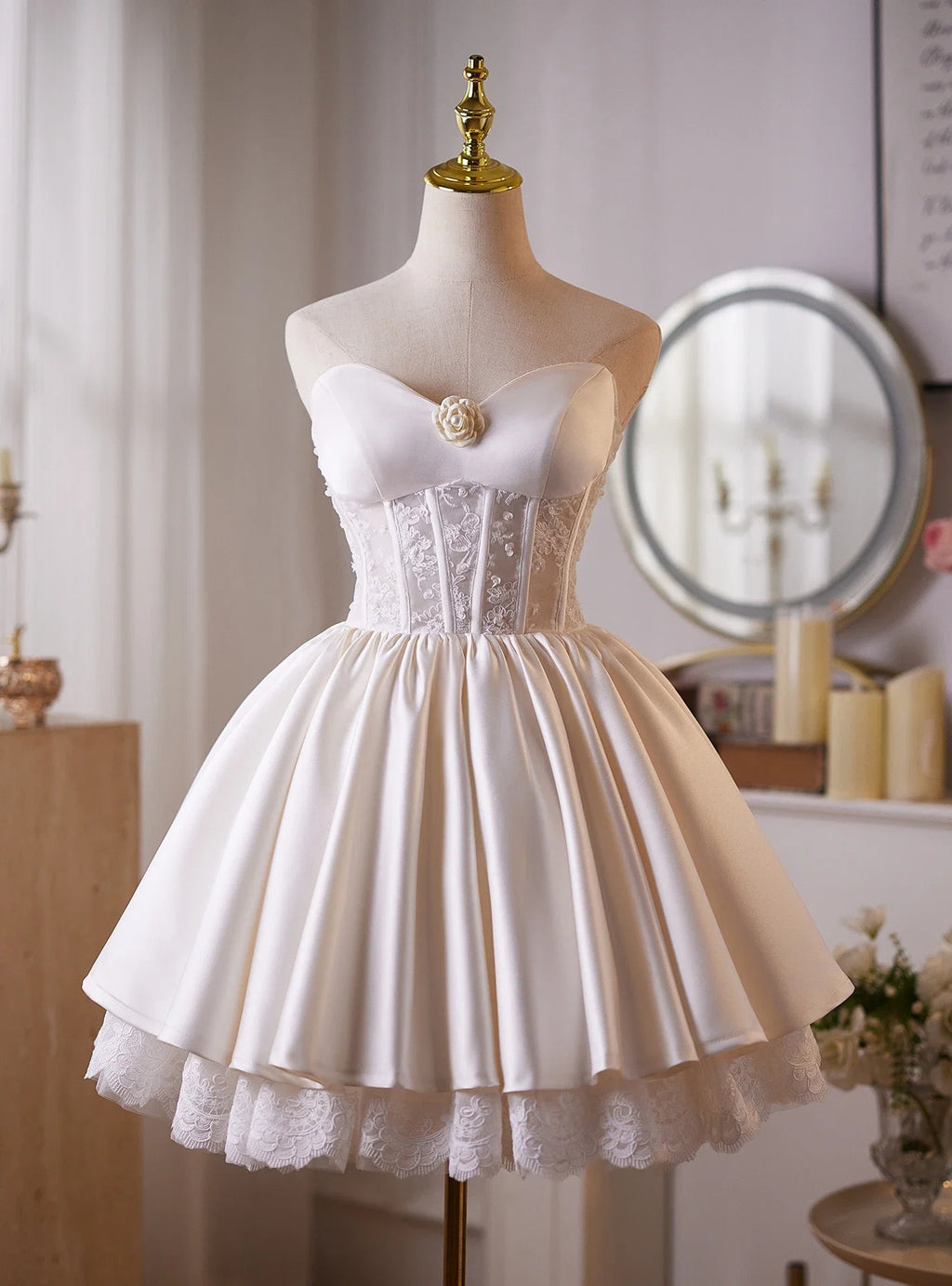 Ivory A-Line Sweetheart Corset Bodice Applique Short Homecoming Dresses