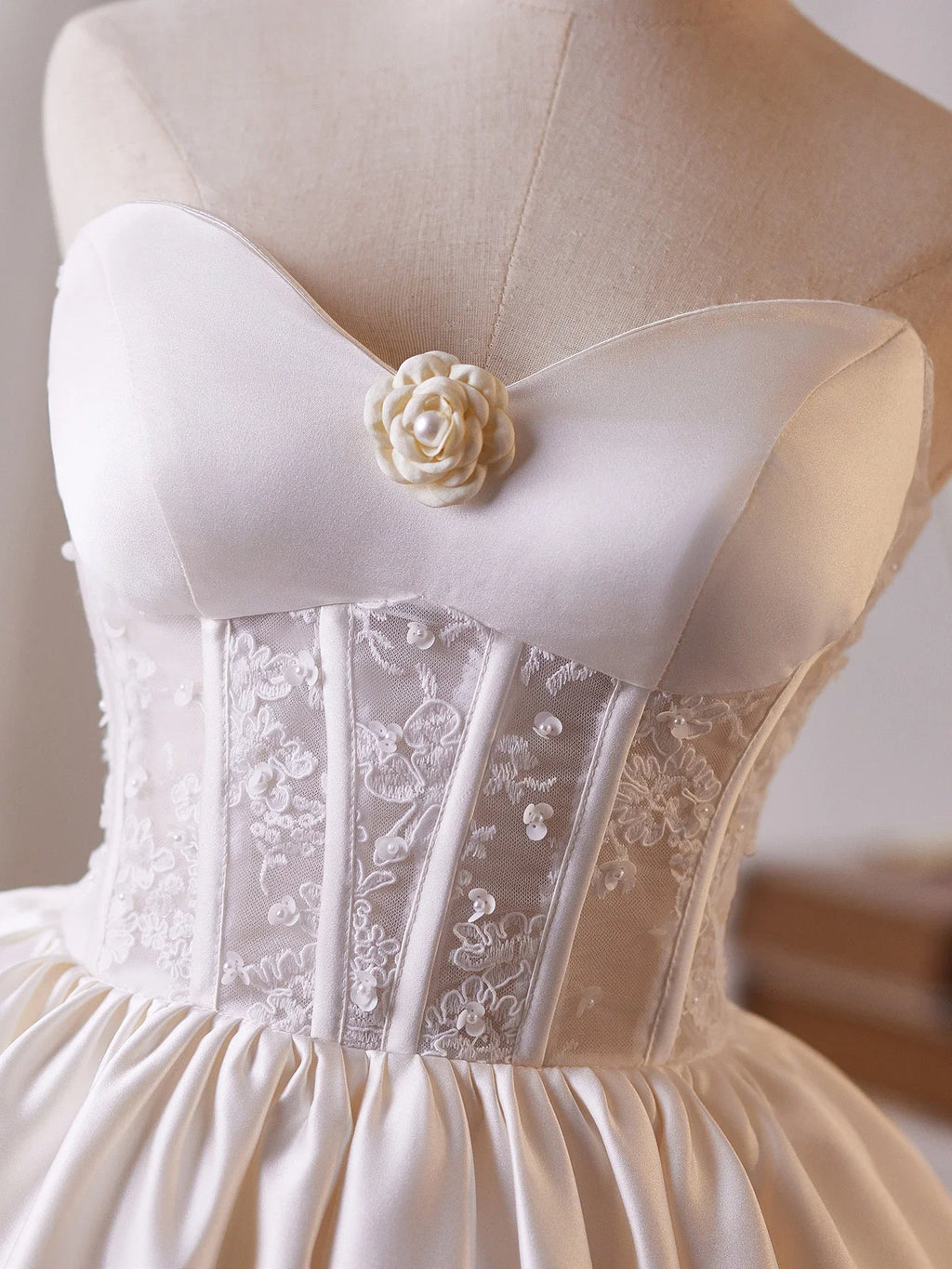Ivory A-Line Sweetheart Corset Bodice Applique Short Homecoming Dresses