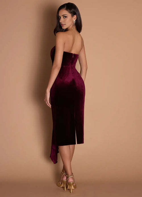 Robe de soirée fourreau asymétrique mi-longue en velours sans bretelles avec taille ornée pour femme