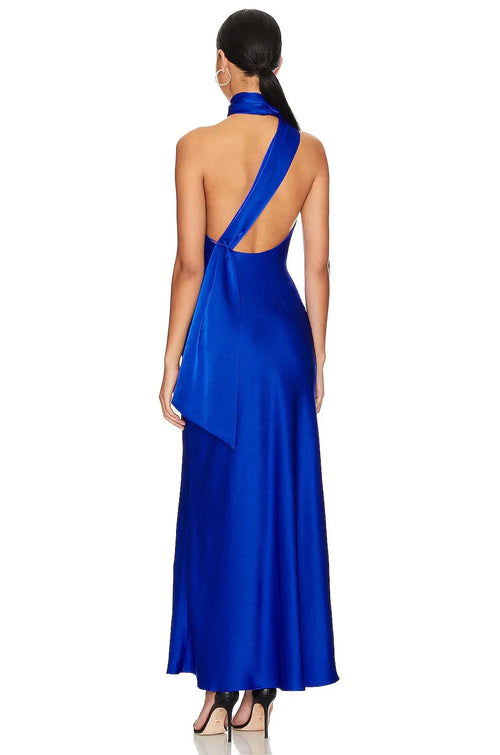 Robe de soirée longue, fourreau, sans manches, à col licou, avec drapé au dos et dos nu