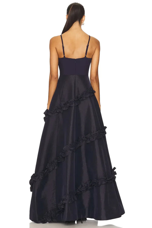 Robe de bal longue éthérée coupe trapèze à col carré sans manches avec dos à volants