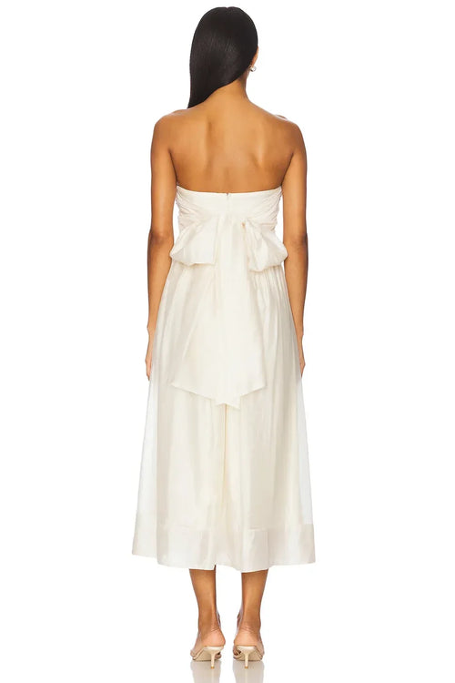 Robe de bal midi bustier sans manches coupe trapèze légère et aérienne avec nœud