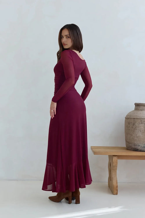 Robe de bal sirène éthérée à une épaule, manches longues transparentes et corsage drapé, longueur ras du sol
