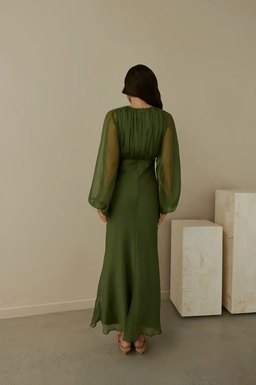 Robe de bal sirène éthérée à col plongeant, manches ballon et dos froncé, longueur ras du sol