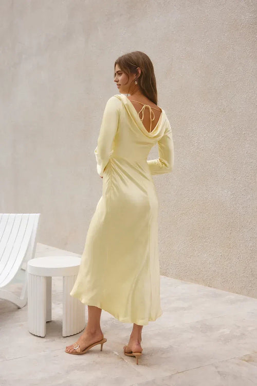Robe de bal mi-longue froncée au dos à col bénitier et manches longues Ethereal Sheath